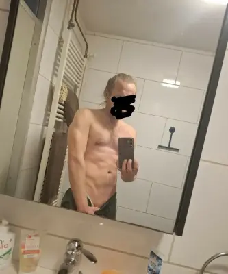 Mike, lang blond haar, in voor bijna alles. - Capelle aan den IJssel