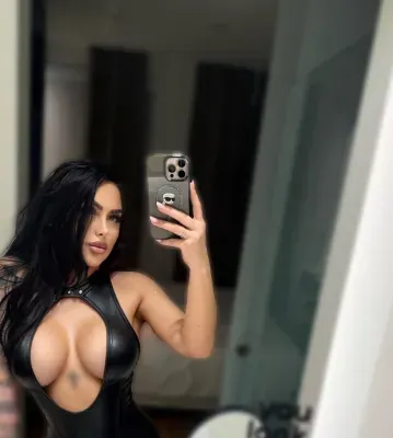 100% Real DD boobs , Queen – Dripping with Desire - Zaandam