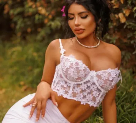 sexy and elegant latina - Amsterdam